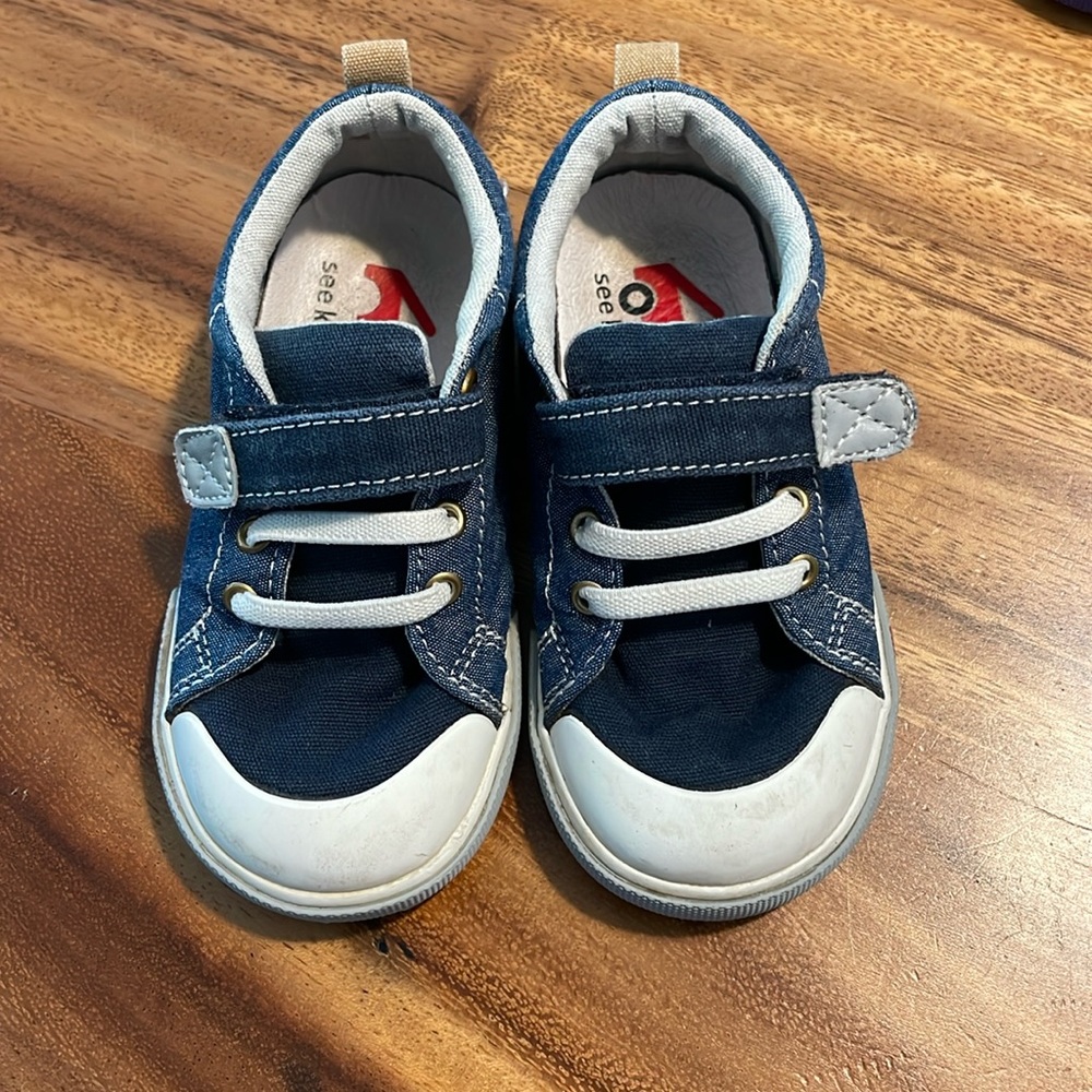 see kai run. Toddler boy/girl size 8 Stevie II Chambray